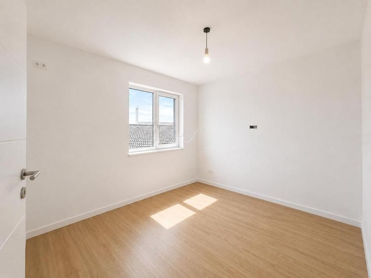 Duplex cu 5 camere cu Canalizare în Moșnița Nouă