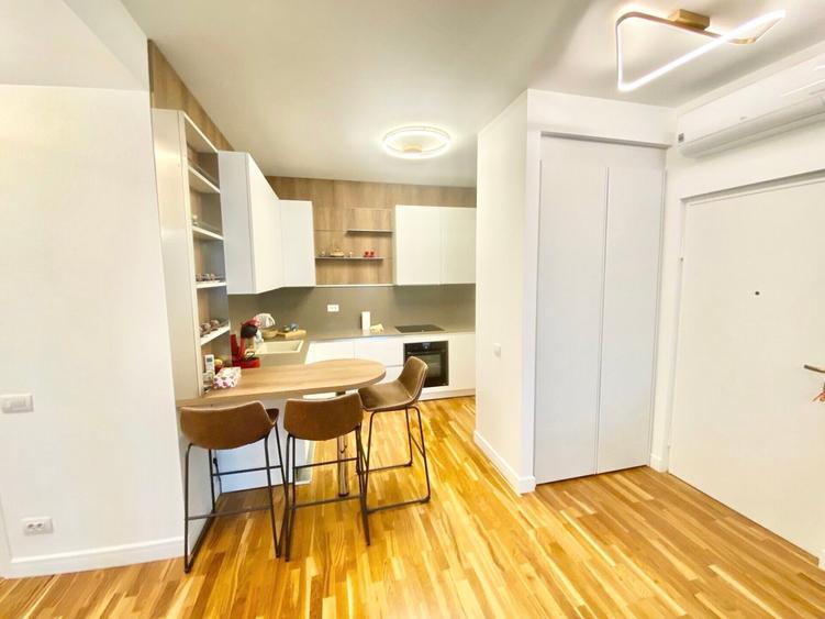 Apartament cu 3 camere decomandat, mobilat în Calea Victoriei