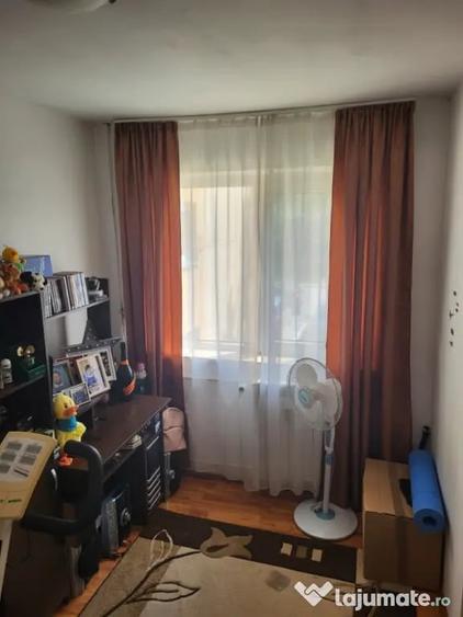 Apartament cu 3 camere semidecomandat în Crihala