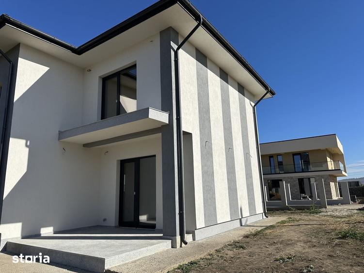 Casă cu 4 camere cu Teren 500 Mp în Podu Roș