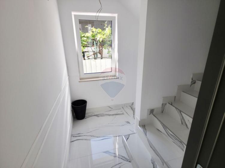 Apartament cu 5 camere de vânzare în zona Precista - 11