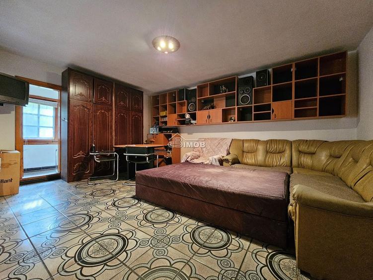 Apartament cu 4 camere decomandat în Micro 3