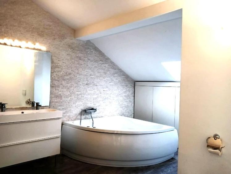 Apartament cu 4 camere decomandat în Sisești