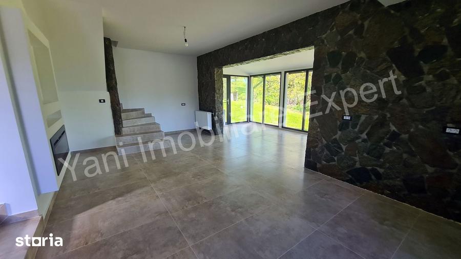 Casă cu 4 camere cu Teren 2435 Mp în Arefu