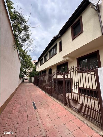 Casă cu 10 camere cu Teren 246 Mp în Moșilor