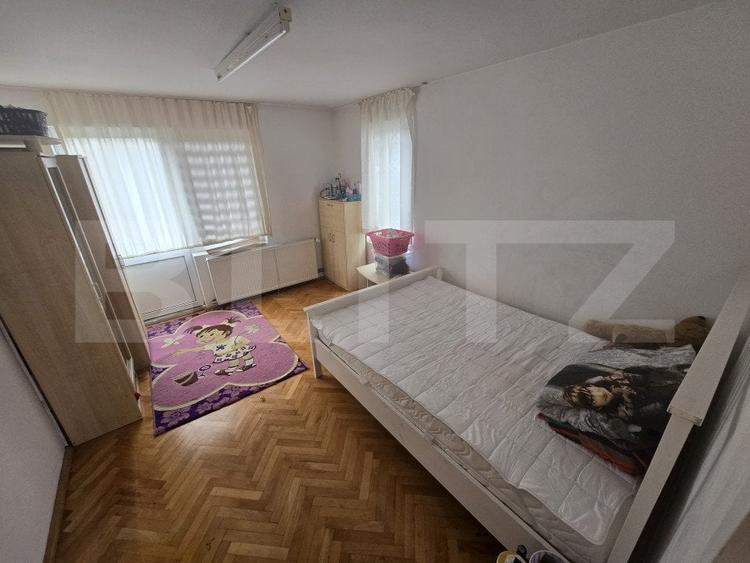 Casă individuală cu 9 camere cu Canalizare în Cetate