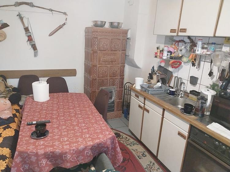 Casă individuală cu 9 camere cu Canalizare în Central