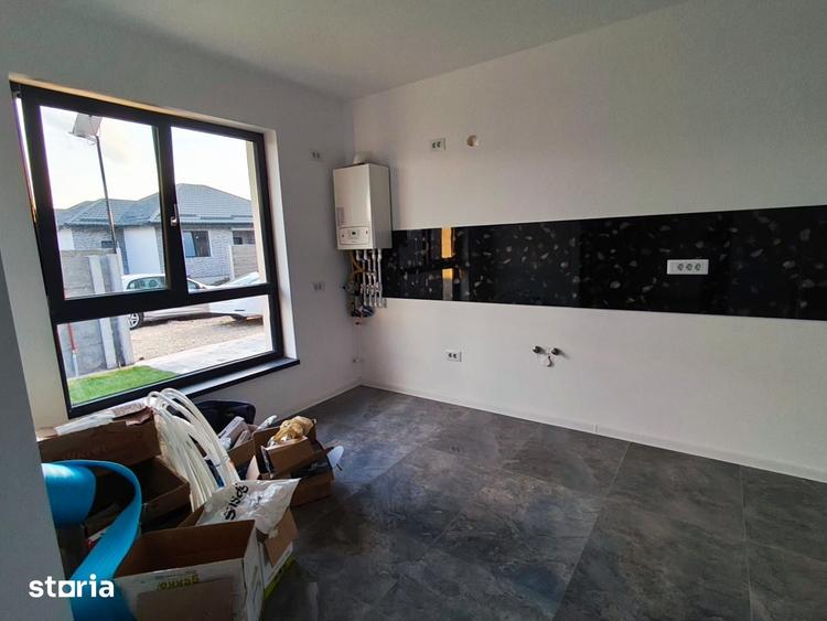 Casă cu 4 camere cu Teren 380 Mp în Joița