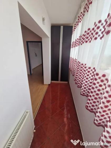 Apartament cu 3 camere semidecomandat în Ipotești