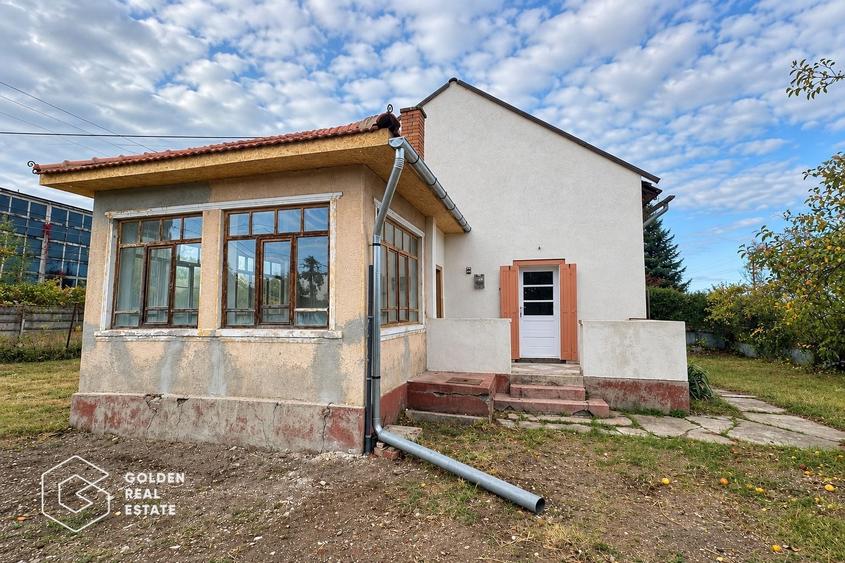Casă individuală cu 4 camere cu Teren 1555 Mp în Central