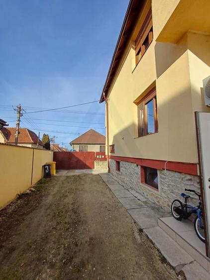 Duplex cu 5 camere cu Canalizare în Central