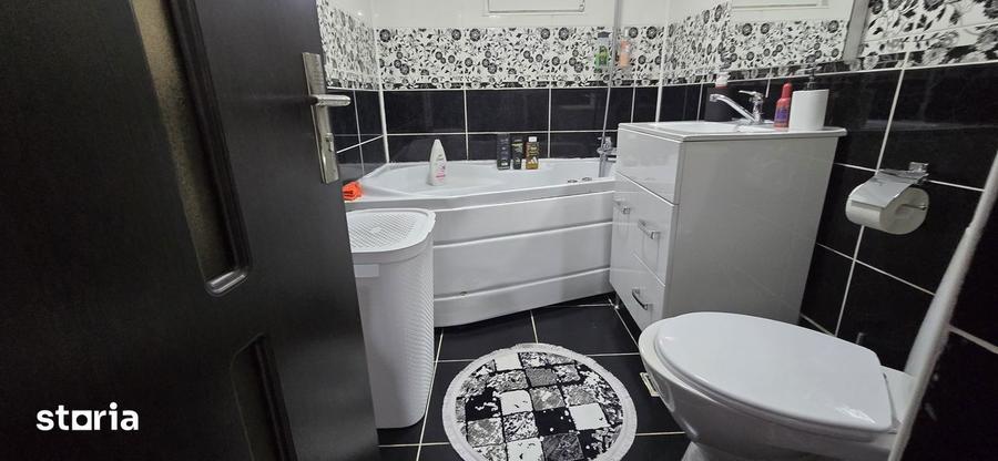 Apartament cu 3 camere decomandat, mobilat în Micro 3