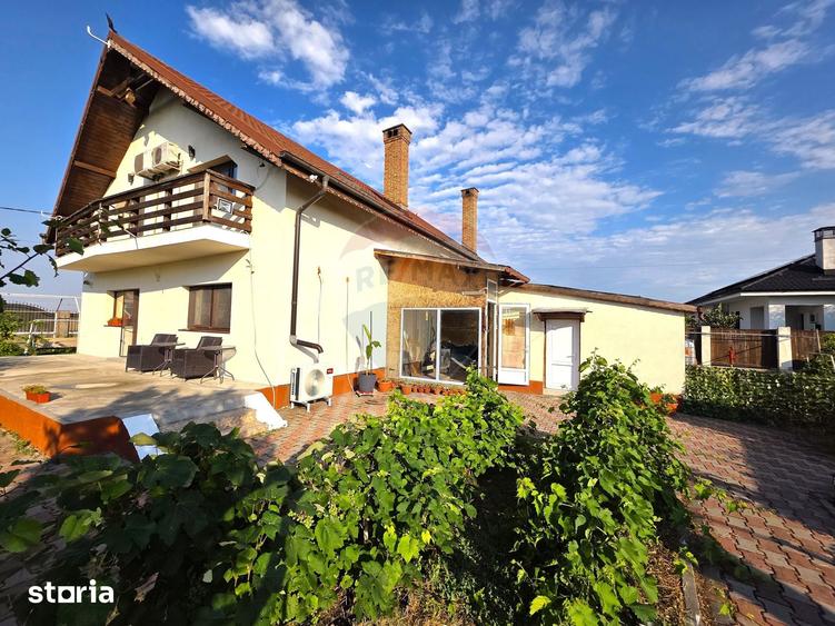 Casă cu 4 camere cu Teren 680 Mp în Costești