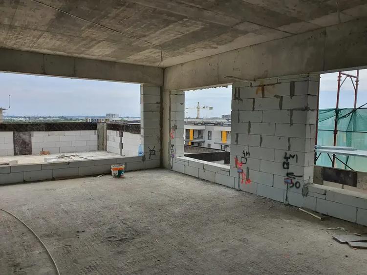 Apartament cu 4 camere decomandat în Titan