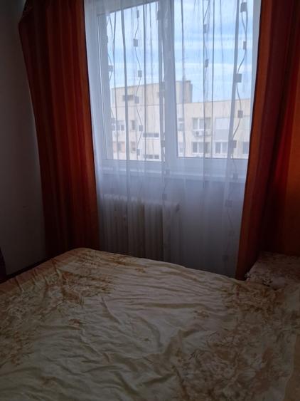 Apartament cu 4 camere semidecomandat în Drumul Taberei