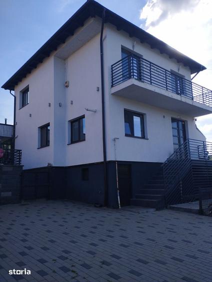 Casa superba in Campene?ti cu vedere la lac,curte amenajata.Comision 0 - 1