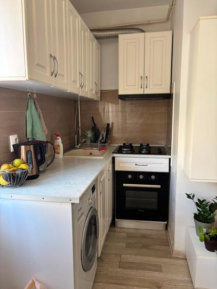 Apartament cu 3 camere semidecomandat, mobilat în Centru Civic