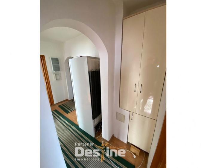 Apartament cu 4 camere semidecomandat, mobilat în Central