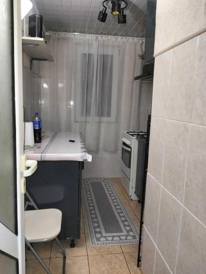 Apartament cu 3 camere semidecomandat în Nămoloasa