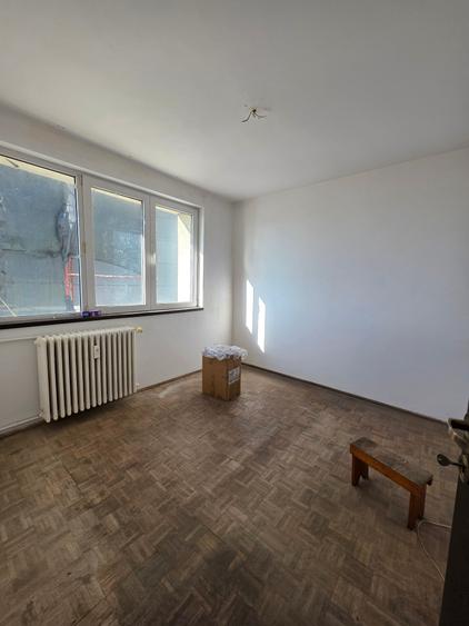 Apartament cu 3 camere semidecomandat în Grivița