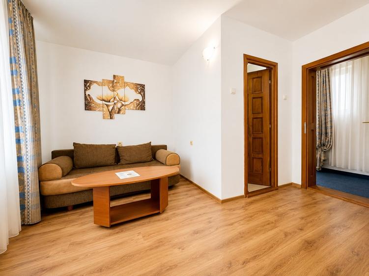 Casă individuală cu 16 camere cu Canalizare în Central