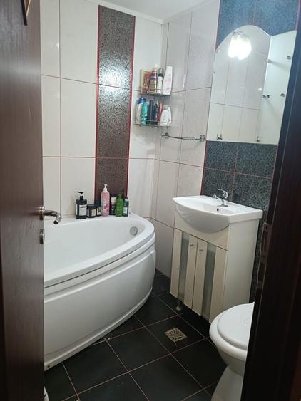 Apartament cu 3 camere semidecomandat în Mihai Bravu