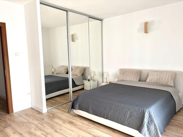 Apartament cu 5 camere semidecomandat, mobilat în Bună Ziua