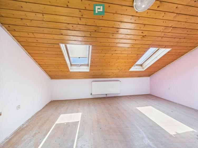 Casă individuală cu 8 camere cu Canalizare în Mehala