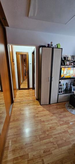 Apartament cu 3 camere semidecomandat în Florilor