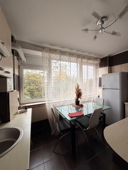 Apartament cu 3 camere semidecomandat în Obor