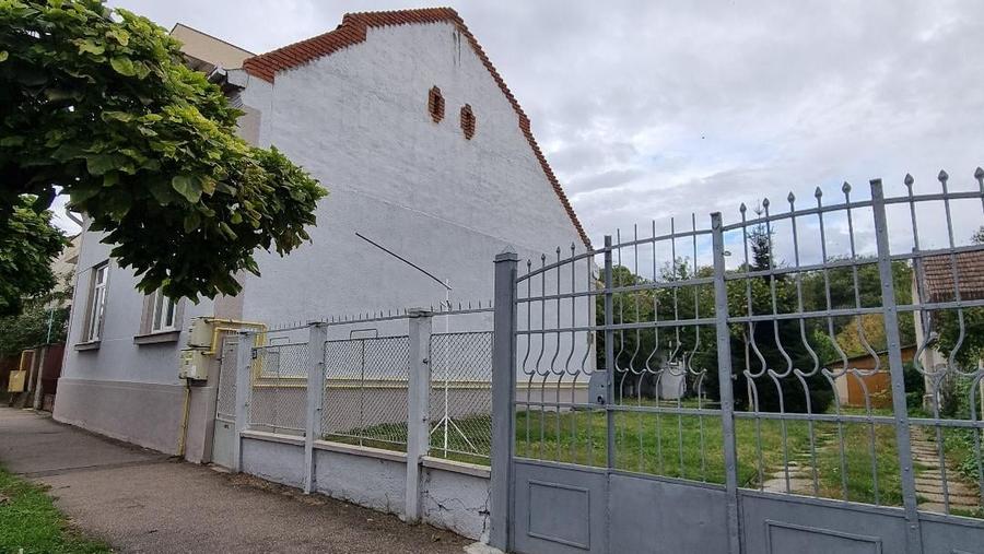 Casă individuală cu 7 camere cu Canalizare în Semicentral
