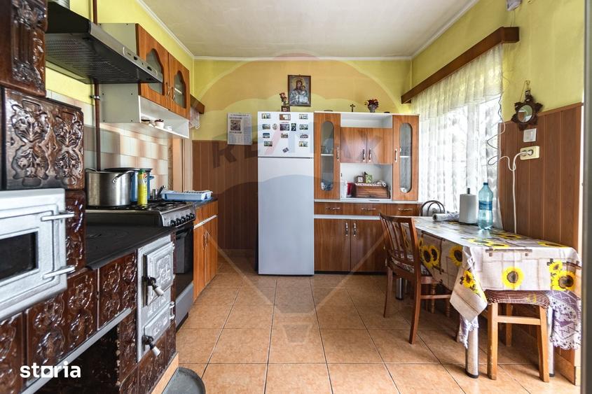 Casă cu 4 camere cu Teren 1068 Mp în Părău