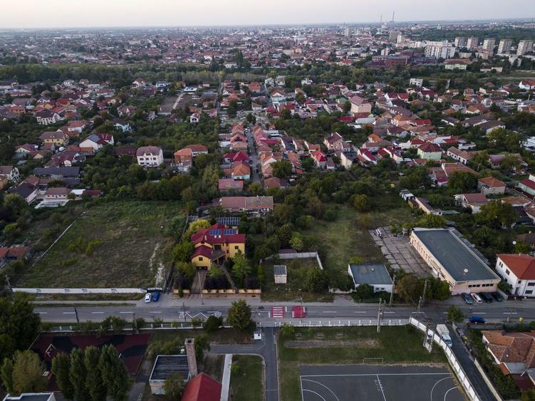 Teren de 3800 mp, în Aradul Nou