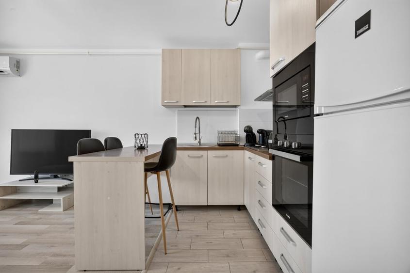 Apartament cu 2 camere semidecomandat, mobilat în Tractorul