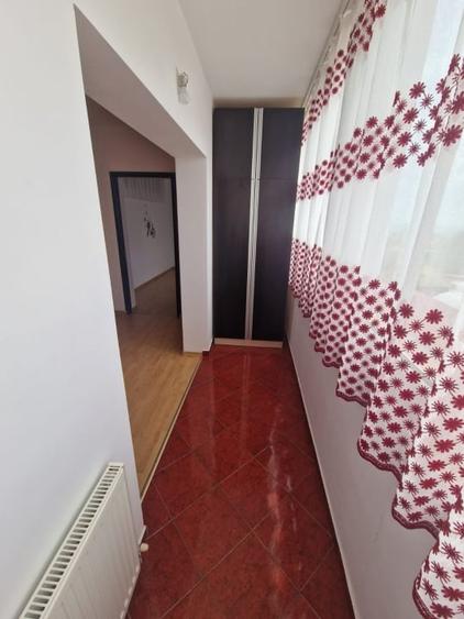 Apartament cu 3 camere semidecomandat, mobilat în Ipotești
