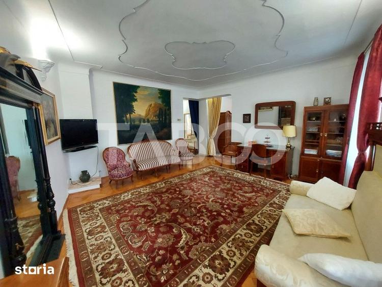 Apartament cu 3 camere semidecomandat, mobilat în Central — fotografia 1