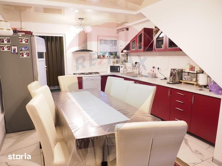 Casă cu 9 camere cu Teren 370 Mp în Central