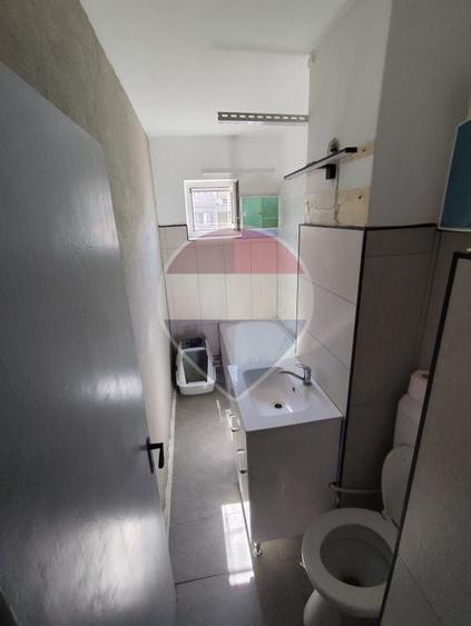 Apartament cu 3 camere semidecomandat, mobilat în Central