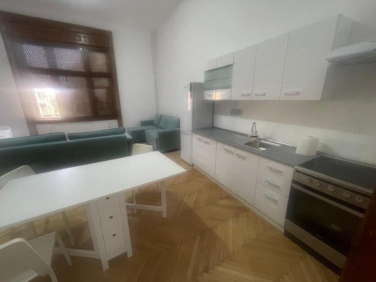Apartament cu 4 camere decomandat, mobilat în P-ța Victoriei