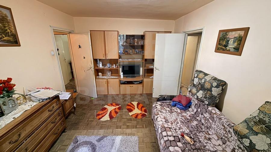 Apartament cu 3 camere semidecomandat în Rovine