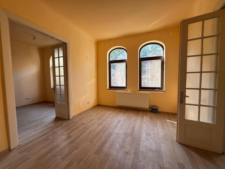 Casă individuală cu 5 camere cu Canalizare în Dorobanți