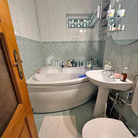 Apartament cu 4 camere semidecomandat în Micro 16