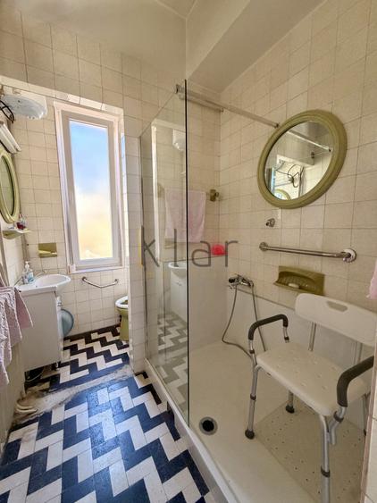 Casă individuală cu 7 camere cu Canalizare în Central