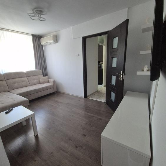 Apartament cu 3 camere semidecomandat în Vitan