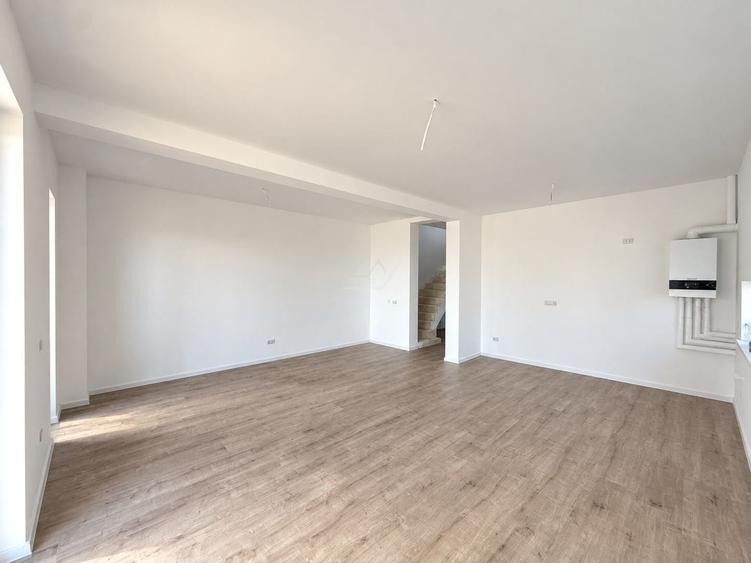 Duplex cu 5 camere cu Canalizare în Moșnița Nouă