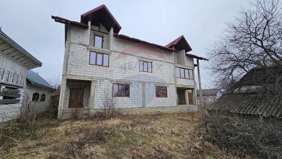 Casă individuală cu 12 camere cu Teren 2869 Mp în Siminicea
