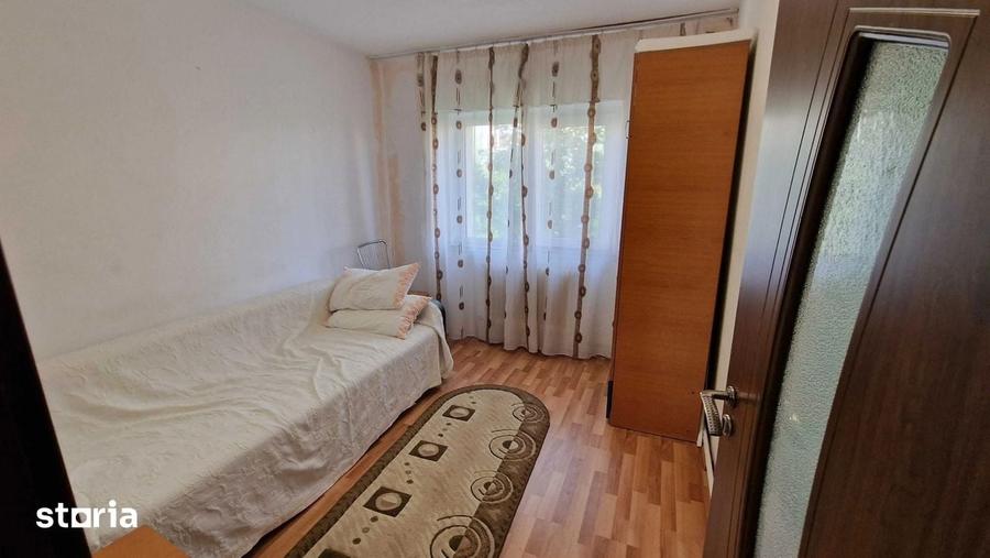 Apartament cu 3 camere decomandat în Craiovița Nouă