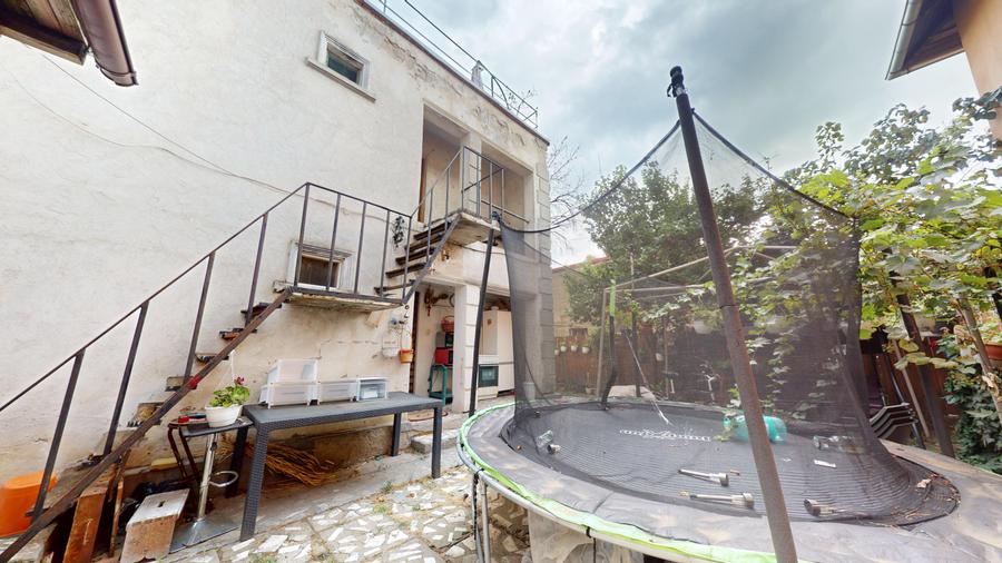 Casă individuală cu 13 camere cu Canalizare în Dămăroaia