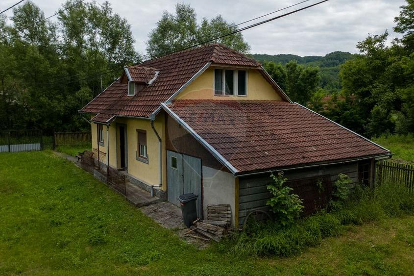 Casă individuală cu 6 camere cu Teren 2143 Mp în Crișan