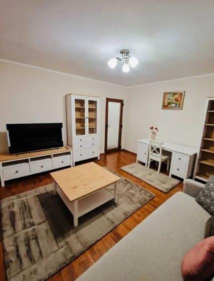Apartament cu 2 camere semidecomandat, mobilat în P-ța Romană